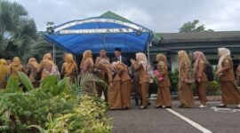 Bupati PALI Asgianto didampingi Wabup Iwan Tuaji saat bersalam-salaman dengan pegawai dalam apel pasca Idul Fitri 1447 H. Di tengah suasana penuh kebersamaan ini, sebanyak 1.086 PPPK Paruh Waktu menaruh harapan besar pada keberanian politik Bupati untuk segera mengangkat mereka menjadi pegawai penuh waktu demi mewujudkan meritokrasi nyata dan keadilan kesejahteraan di Bumi Serepat Serasan. (Foto: Dok/tintamerah.co)