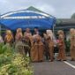 Bupati PALI Asgianto didampingi Wabup Iwan Tuaji saat bersalam-salaman dengan pegawai dalam apel pasca Idul Fitri 1447 H. Di tengah suasana penuh kebersamaan ini, sebanyak 1.086 PPPK Paruh Waktu menaruh harapan besar pada keberanian politik Bupati untuk segera mengangkat mereka menjadi pegawai penuh waktu demi mewujudkan meritokrasi nyata dan keadilan kesejahteraan di Bumi Serepat Serasan. (Foto: Dok/tintamerah.co)