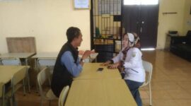 Oknum guru P3K SMKN 2 Penukal, Elika Suseni (kanan), saat dimintai klarifikasi oleh wartawan tintamerah.co  terkait dugaan pelanggaran rangkap jabatan sebagai anggota BPD Desa Air Itam yang telah dibiarkan berlangsung selama 4 tahun tanpa sanksi tegas dari pihak sekolah. (Foto: Dok/Alber Irawan)