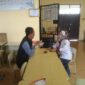 Oknum guru P3K SMKN 2 Penukal, Elika Suseni (kanan), saat dimintai klarifikasi oleh wartawan tintamerah.co  terkait dugaan pelanggaran rangkap jabatan sebagai anggota BPD Desa Air Itam yang telah dibiarkan berlangsung selama 4 tahun tanpa sanksi tegas dari pihak sekolah. (Foto: Dok/Alber Irawan)