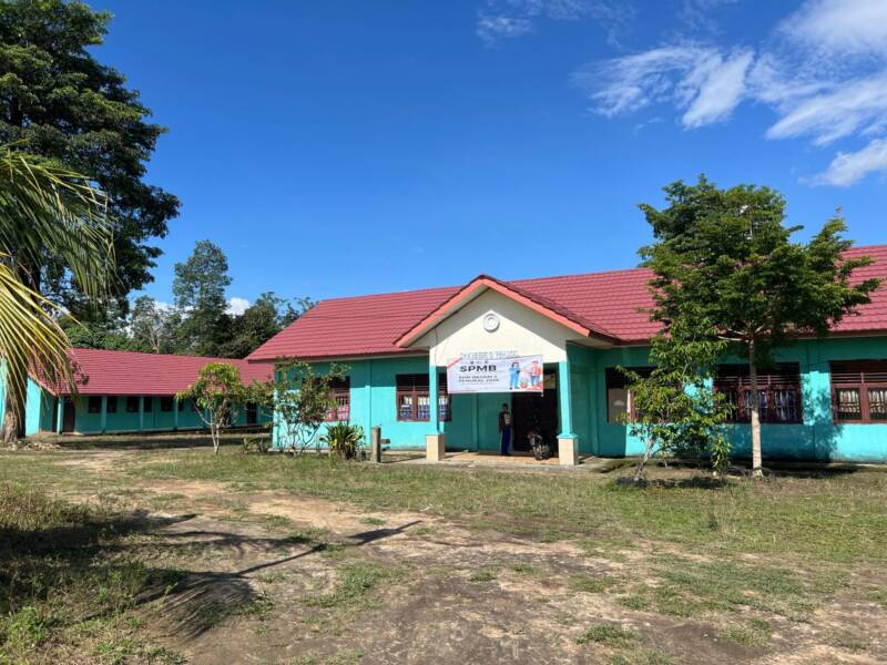 Gedung SMK Negeri 2 Penukal di Kabupaten PALI, Sumatera Selatan, tempat Elika Suseni mengajar. Elika memberikan klarifikasi resmi membantah tudingan miring terkait rangkap jabatan dirinya sebagai Guru P3K sekaligus anggota BPD. (Foto: Dok/Alber Irawan)