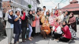 Bupati PALI, Asgianto (berpeci hitam), berfoto bersama warga saat mengunjungi Lorong Asrama Talang Ubi Timur yang dicanangkan sebagai kawasan pengembangan 