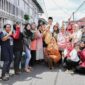 Bupati PALI, Asgianto (berpeci hitam), berfoto bersama warga saat mengunjungi Lorong Asrama Talang Ubi Timur yang dicanangkan sebagai kawasan pengembangan 