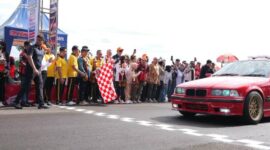 Kapolda Sumsel Irjen Pol Sandi Nugroho,  (tengah, memegang bendera) didampingi Kapolres Lahat AKBP Novi Edyanto dan unsur Forkopimda secara resmi melakukan flag off tanda dimulainya Final Race Kejurnas Motoprix 2026 di Sirkuit Manggul, Kabupaten Lahat, Minggu (17/5/2026). Event berskala nasional ini menjadi komitmen nyata Polda Sumsel dalam memfasilitasi prestasi pemuda sekaligus mendongkrak ekonomi kreatif dan UMKM daerah. (Foto: Dok/ Humas Polda Sumsel)