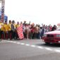 Kapolda Sumsel Irjen Pol Sandi Nugroho,  (tengah, memegang bendera) didampingi Kapolres Lahat AKBP Novi Edyanto dan unsur Forkopimda secara resmi melakukan flag off tanda dimulainya Final Race Kejurnas Motoprix 2026 di Sirkuit Manggul, Kabupaten Lahat, Minggu (17/5/2026). Event berskala nasional ini menjadi komitmen nyata Polda Sumsel dalam memfasilitasi prestasi pemuda sekaligus mendongkrak ekonomi kreatif dan UMKM daerah. (Foto: Dok/ Humas Polda Sumsel)