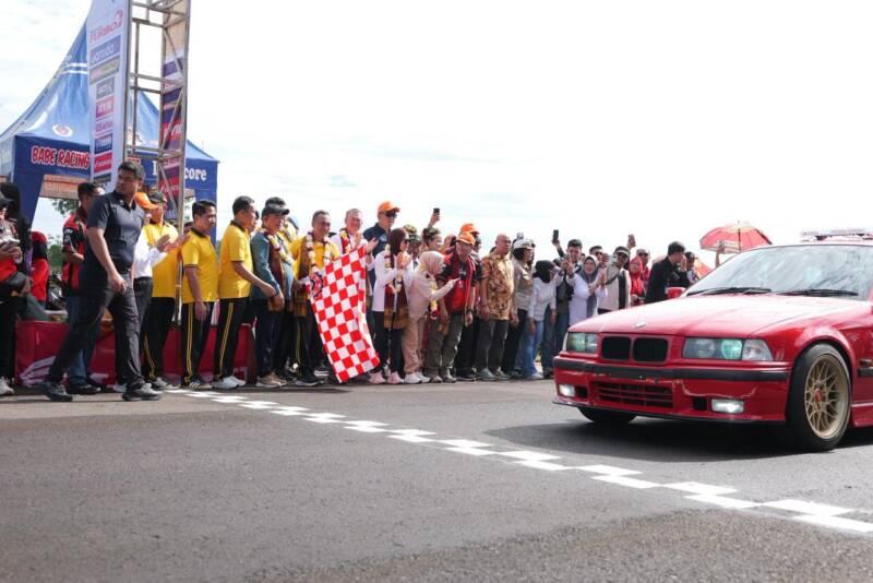 Kapolda Sumsel Irjen Pol Sandi Nugroho,  (tengah, memegang bendera) didampingi Kapolres Lahat AKBP Novi Edyanto dan unsur Forkopimda secara resmi melakukan flag off tanda dimulainya Final Race Kejurnas Motoprix 2026 di Sirkuit Manggul, Kabupaten Lahat, Minggu (17/5/2026). Event berskala nasional ini menjadi komitmen nyata Polda Sumsel dalam memfasilitasi prestasi pemuda sekaligus mendongkrak ekonomi kreatif dan UMKM daerah. (Foto: Dok/ Humas Polda Sumsel)