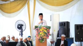 Wakil Gubernur Sumatera Selatan, H. Cik Ujang, memberikan sambutan dalam Haul Akbar KH Ali Umar Thoyib di Kompleks Griya Asri Sungai Buah, Palembang, Minggu (17/5/2026). Dalam acara yang dihadiri ribuan jamaah dan dirangkai dengan aksi sosial tersebut, Wagub Cik Ujang mengajak masyarakat untuk menjadikan akhlak dan keteguhan perjuangan ulama sebagai pedoman hidup serta benteng moral bangsa. (Foto: Dok/ Pemprov Sumsel)