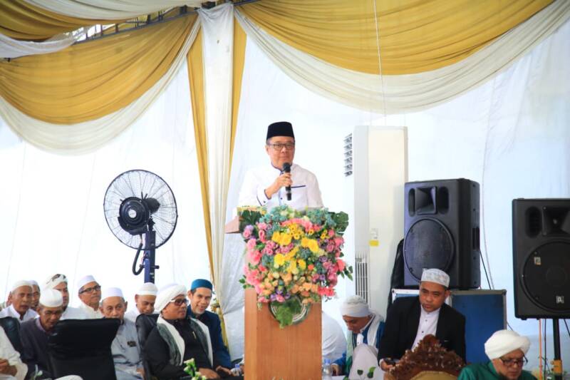 Wakil Gubernur Sumatera Selatan, H. Cik Ujang, memberikan sambutan dalam Haul Akbar KH Ali Umar Thoyib di Kompleks Griya Asri Sungai Buah, Palembang, Minggu (17/5/2026). Dalam acara yang dihadiri ribuan jamaah dan dirangkai dengan aksi sosial tersebut, Wagub Cik Ujang mengajak masyarakat untuk menjadikan akhlak dan keteguhan perjuangan ulama sebagai pedoman hidup serta benteng moral bangsa. (Foto: Dok/ Pemprov Sumsel)