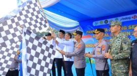 Wakil Gubernur Sumatera Selatan, H. Cik Ujang (tiga dari kiri), bersama jajaran Forkopimda Sumsel melepas ribuan peserta jalan santai dalam rangka memperingati HUT ke-80 Provinsi Sumsel di halaman Kantor Gubernur, Palembang, Minggu (17/5/2026). Kegiatan yang memadukan olahraga dan hiburan rakyat ini digelar untuk mempererat silaturahmi serta mengobarkan semangat gotong royong menuju Sumsel yang mandiri, maju, dan sejahtera. (Foto: Dok/ Pemprov Sumsel)