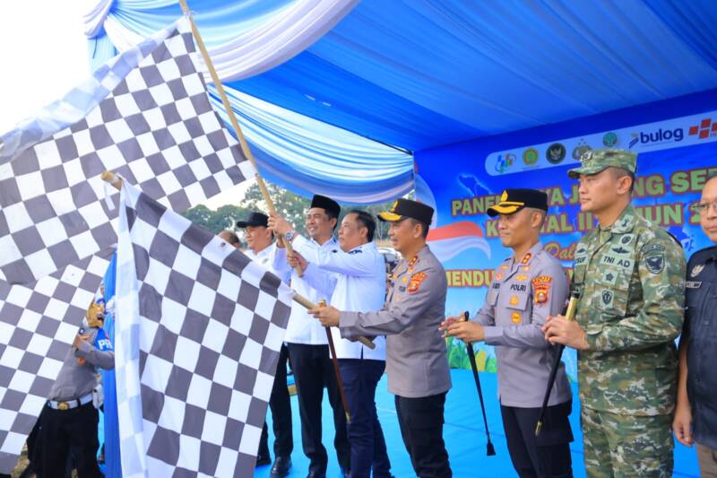 Wakil Gubernur Sumatera Selatan, H. Cik Ujang (tiga dari kiri), bersama jajaran Forkopimda Sumsel melepas ribuan peserta jalan santai dalam rangka memperingati HUT ke-80 Provinsi Sumsel di halaman Kantor Gubernur, Palembang, Minggu (17/5/2026). Kegiatan yang memadukan olahraga dan hiburan rakyat ini digelar untuk mempererat silaturahmi serta mengobarkan semangat gotong royong menuju Sumsel yang mandiri, maju, dan sejahtera. (Foto: Dok/ Pemprov Sumsel)