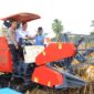 Wakil Gubernur Sumsel H. Cik Ujang bersama Kapolda Sumsel Irjen Pol. Dr. Sandi Nugroho memantau langsung proses panen menggunakan mesin alsintan pada Panen Raya Jagung Serentak di Desa Bumi Agung Jaya, OKU Selatan, Sabtu (16/5/2026). Kegiatan ini menjadi komitmen nyata Pemprov Sumsel dan Polri dalam mendukung program swasembada pangan nasional Presiden RI Prabowo Subianto. (Foto: Dok/ Pemprov Sumsel)