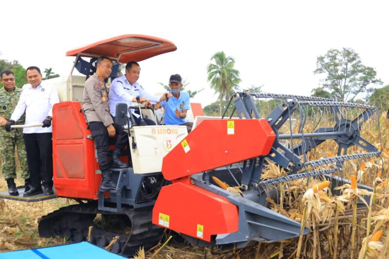 Wakil Gubernur Sumsel H. Cik Ujang bersama Kapolda Sumsel Irjen Pol. Dr. Sandi Nugroho memantau langsung proses panen menggunakan mesin alsintan pada Panen Raya Jagung Serentak di Desa Bumi Agung Jaya, OKU Selatan, Sabtu (16/5/2026). Kegiatan ini menjadi komitmen nyata Pemprov Sumsel dan Polri dalam mendukung program swasembada pangan nasional Presiden RI Prabowo Subianto. (Foto: Dok/ Pemprov Sumsel)