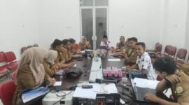 Suasana rapat tindak lanjut pengaduan Suparin yang dipimpin langsung oleh Inspektur Inspektorat Kab. PALI, Ibu Dwi Kurniawati, Selasa (12/5/2026). Dalam rapat ini, Kuasa Hukum Pelapor, Dr. Subiyanto (YKBHN), sukses mematahkan alibi Kades Tempirai M. Jonot dan Ketua Poktan Penting Haryanto, setelah Dinas Pertanian memastikan lahan korban dicatut secara sepihak tanpa masuk program resmi PCSR. (Foto: Dok/Subiyanto)  