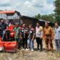 Sidak Gabungan Skandal Cetak Sawah PALI: Tim Gabungan dari DPRD, Inspektorat, Dinas Pertanian Kabupaten PALI, bersama unsur TNI-Polri dan LSM LIDIK, melakukan inspeksi mendadak (sidak) di lokasi proyek Cetak Sawah Rakyat Desa Tempirai Raya, Kecamatan Penukal Utara, Senin (4/5/2026). Sidak ini berhasil membongkar dugaan proyek fiktif, hilangnya puluhan ton pupuk bantuan, serta penyelewengan alat mesin pertanian (alsintan) negara. (Foto: Dok/Mulyadi)