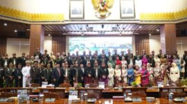 Pangdam II/Sriwijaya Mayjen TNI Ujang Darwis, M.D.A., bersama Gubernur Sumsel H. Herman Deru, Ketua DPRD Sumsel Andie Dinialdie, S.E., M.M., Kapolda Sumsel Irjen Pol. Dr. Sandi Nugroho, dan unsur Forkopimda foto bersama usai Rapat Paripurna Istimewa Hari Jadi ke-80 Provinsi Sumatera Selatan di Gedung DPRD Sumsel, Palembang, Senin (18/5/2026). Peringatan yang mengusung tema 