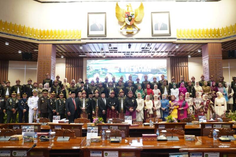 Pangdam II/Sriwijaya Mayjen TNI Ujang Darwis, M.D.A., bersama Gubernur Sumsel H. Herman Deru, Ketua DPRD Sumsel Andie Dinialdie, S.E., M.M., Kapolda Sumsel Irjen Pol. Dr. Sandi Nugroho, dan unsur Forkopimda foto bersama usai Rapat Paripurna Istimewa Hari Jadi ke-80 Provinsi Sumatera Selatan di Gedung DPRD Sumsel, Palembang, Senin (18/5/2026). Peringatan yang mengusung tema 