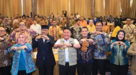 Gubernur Sumsel Dr. H. Herman Deru (tengah, rompi krem) bersama Wakil Gubernur Cik Ujang (ketiga dari kanan), Ketua Badan Penganggaran MPR RI Melchias Markus Mekeng (ketiga dari kiri), dan jajaran kepala daerah serta Forkopimda melakukan salam kompak dalam Sarasehan Nasional MPR RI di Palembang, Selasa (19/5/2026). Dalam forum tersebut, Sumsel menyatakan kesiapannya menjadi daerah pelopor (role model) penerbitan obligasi daerah sebagai solusi alternatif pembiayaan pembangunan nasional. (Foto: Dok/Pemprov Sumsel)