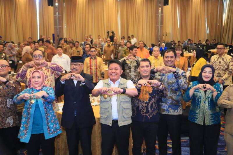 Gubernur Sumsel Dr. H. Herman Deru (tengah, rompi krem) bersama Wakil Gubernur Cik Ujang (ketiga dari kanan), Ketua Badan Penganggaran MPR RI Melchias Markus Mekeng (ketiga dari kiri), dan jajaran kepala daerah serta Forkopimda melakukan salam kompak dalam Sarasehan Nasional MPR RI di Palembang, Selasa (19/5/2026). Dalam forum tersebut, Sumsel menyatakan kesiapannya menjadi daerah pelopor (role model) penerbitan obligasi daerah sebagai solusi alternatif pembiayaan pembangunan nasional. (Foto: Dok/Pemprov Sumsel)