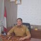 AKSI TEGAS DONGKRAK PAD: Wakil Bupati PALI, Iwan Tuaji, saat memberikan keterangan pers dalam wawancara khusus mengenai rencana pengambilalihan sumur tua Pertamina melalui BUMD berbasis Permen 14, bertempat di ruang kerjanya, Senin (18/5/2026). Pemkab PALI berkomitmen mengoptimalkan sektor migas guna memperkuat kemandirian fiskal daerah. (Foto: Dok/Santo)