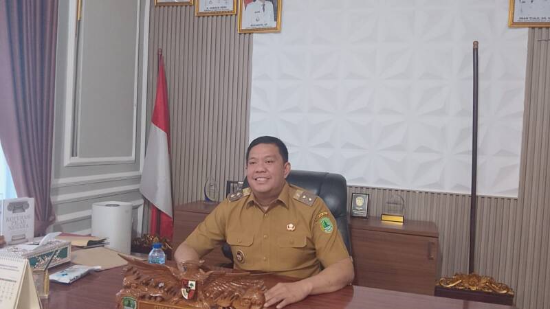 AKSI TEGAS DONGKRAK PAD: Wakil Bupati PALI, Iwan Tuaji, saat memberikan keterangan pers dalam wawancara khusus mengenai rencana pengambilalihan sumur tua Pertamina melalui BUMD berbasis Permen 14, bertempat di ruang kerjanya, Senin (18/5/2026). Pemkab PALI berkomitmen mengoptimalkan sektor migas guna memperkuat kemandirian fiskal daerah. (Foto: Dok/Santo)