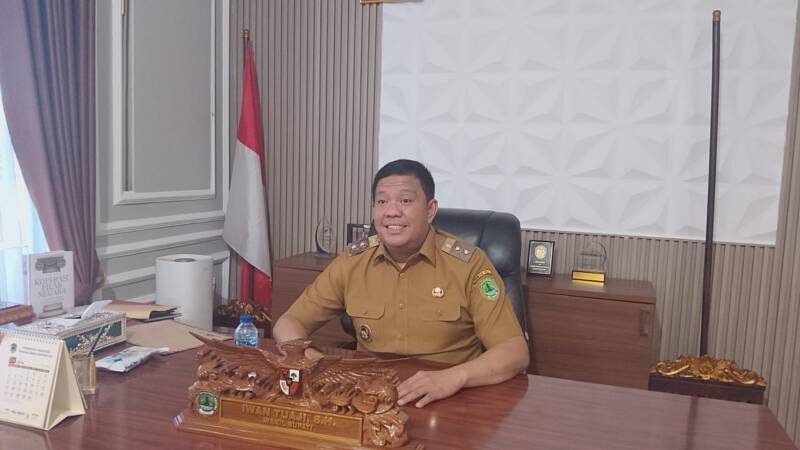 Wakil Bupati PALI, Iwan Tuaji, saat memberikan keterangan pers di ruang kerjanya, Senin (18/5/2026). Ia mengeluarkan ultimatum keras kepada Dinas Pertanian, Kades, dan Kelompok Tani agar tidak menyalahgunakan bantuan cetak sawah, pupuk, serta alsintan demi keuntungan pribadi, sekaligus menegaskan komitmen Pemkab PALI dalam mengawal program swasembada pangan Presiden Prabowo Subianto. (Foto: Dok/Santo)