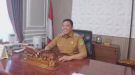 Wakil Bupati PALI, Iwan Tuaji, saat memberikan keterangan pers di ruang kerjanya terkait skandal cetak sawah dan mafia pupuk Tempirai, Senin (18/5). Pemkab PALI menegaskan tidak akan melindungi oknum desa maupun pejabat yang terlibat penyelewengan bantuan pertanian. (Foto: Dok/Santo)