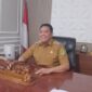 Wakil Bupati PALI, Iwan Tuaji, saat memberikan keterangan pers di ruang kerjanya terkait skandal cetak sawah dan mafia pupuk Tempirai, Senin (18/5). Pemkab PALI menegaskan tidak akan melindungi oknum desa maupun pejabat yang terlibat penyelewengan bantuan pertanian. (Foto: Dok/Santo)