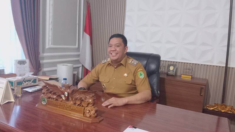 Wakil Bupati PALI, Iwan Tuaji, saat memberikan keterangan pers di ruang kerjanya terkait skandal cetak sawah dan mafia pupuk Tempirai, Senin (18/5). Pemkab PALI menegaskan tidak akan melindungi oknum desa maupun pejabat yang terlibat penyelewengan bantuan pertanian. (Foto: Dok/Santo)