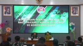 Kasrem 044/Gapo Kolonel Inf Andi Gus Wulandri (kiri) saat memimpin pembukaan Bimbingan Teknis (Bimtek) Jurnalistik bagi prajurit jajaran Korem 044/Gapo di Aula Makorem, Palembang, Rabu (20/5/2026). Kegiatan ini bertujuan meningkatkan kapasitas prajurit dalam memproduksi konten kreatif, penulisan rilis berita yang akurat, serta pengelolaan media sosial satuan secara profesional di era keterbukaan informasi. (Foto: Dok/Penrem 044/Gapo)