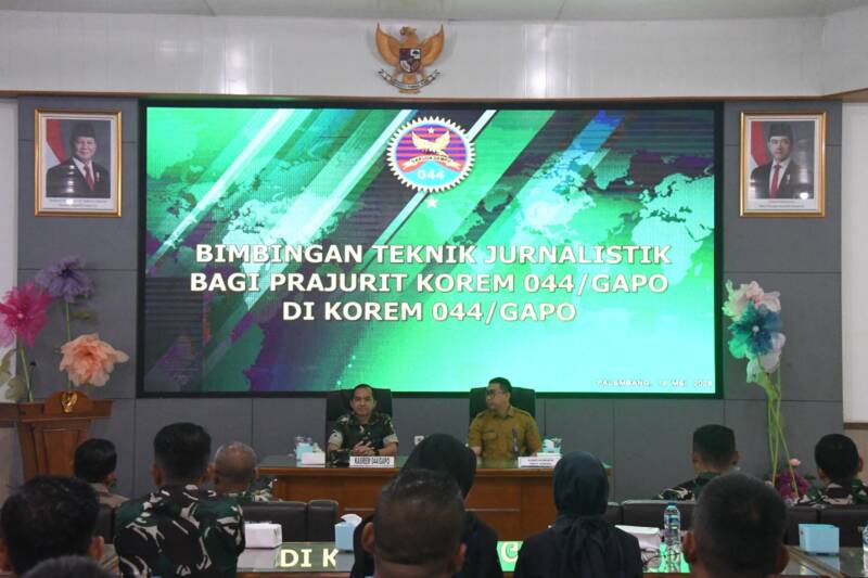 Kasrem 044/Gapo Kolonel Inf Andi Gus Wulandri (kiri) saat memimpin pembukaan Bimbingan Teknis (Bimtek) Jurnalistik bagi prajurit jajaran Korem 044/Gapo di Aula Makorem, Palembang, Rabu (20/5/2026). Kegiatan ini bertujuan meningkatkan kapasitas prajurit dalam memproduksi konten kreatif, penulisan rilis berita yang akurat, serta pengelolaan media sosial satuan secara profesional di era keterbukaan informasi. (Foto: Dok/Penrem 044/Gapo)