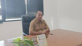 Sekretaris Dinas PUTR PALI, Hilmansyah, saat memberikan keterangan pers di ruang kerjanya terkait kepastian kelanjutan peningkatan jalan cor beton Benuang-Kampai melalui APBD 2026, Senin (18/5). (Foto: Dok/Efran)