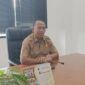 Sekretaris Dinas PUTR PALI, Hilmansyah, saat memberikan keterangan pers di ruang kerjanya terkait kepastian kelanjutan peningkatan jalan cor beton Benuang-Kampai melalui APBD 2026, Senin (18/5). (Foto: Dok/Efran)