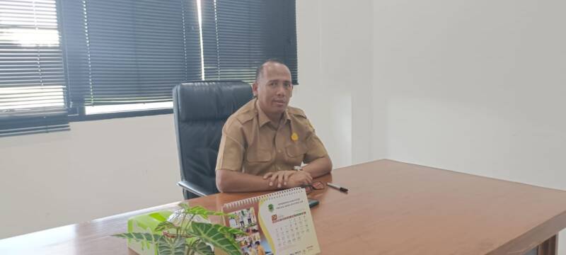 Sekretaris Dinas PUTR PALI, Hilmansyah, saat memberikan keterangan pers di ruang kerjanya terkait kepastian kelanjutan peningkatan jalan cor beton Benuang-Kampai melalui APBD 2026, Senin (18/5). (Foto: Dok/Efran)