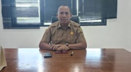 Sekretaris Dinas PUTR Kabupaten PALI, Hilmansyah, saat memberikan keterangan pers mengenai target peningkatan jalan rigid beton di ruas Dusun Tiga Sungai Langan–Kukuy senilai Rp1,2 miliar, Senin (18/5/2026). Peningkatan konektivitas ini menjadi pilar utama dinas dalam merealisasikan Roadmap PALI Maju menuju Indonesia Emas 2045. (Foto: Dok/Efran)