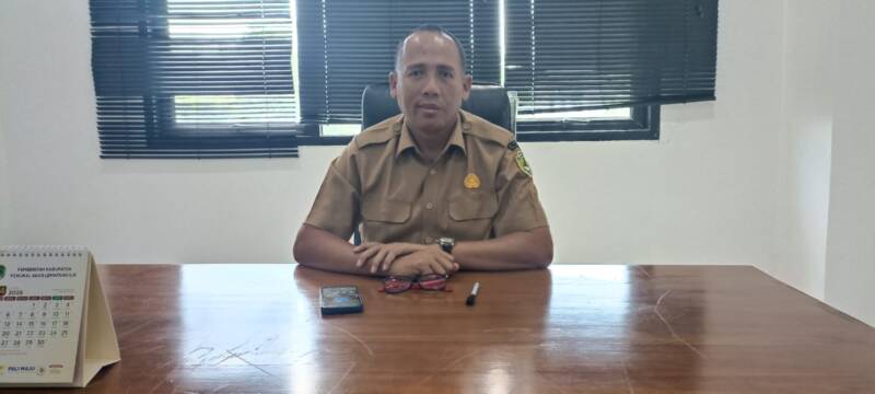 Sekretaris Dinas PUTR Kabupaten PALI, Hilmansyah, saat memberikan keterangan pers mengenai target peningkatan jalan rigid beton di ruas Dusun Tiga Sungai Langan–Kukuy senilai Rp1,2 miliar, Senin (18/5/2026). Peningkatan konektivitas ini menjadi pilar utama dinas dalam merealisasikan Roadmap PALI Maju menuju Indonesia Emas 2045. (Foto: Dok/Efran)