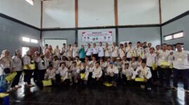 Lurah Talang Ubi Timur Aan Supriadi, SE., M.M. (tengah), Narasumber Kanwil Kemenkumham Sumsel Asnedi, S.H., M.H., bersama seluruh Ketua RT/RW, anggota PKK, dan kader Posyandu foto bersama usai penutupan Pelatihan Posbankum di Gedung Serba Guna Kecamatan Talang Ubi, PALI. (Foto: Dok/Kelurahan)