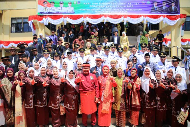 Gubernur Sumsel Dr. H. Herman Deru bersama Bupati Lahat Bursah Zarnubi, jajaran forkopimda, dan tokoh masyarakat berfoto bersama usai Rapat Paripurna DPRD dalam rangka HUT ke-157 Kabupaten Lahat, Rabu (20/5/2026). Momentum hari jadi ini menjadi pijakan strategis Pemkab Lahat untuk memperkuat sinergi pembangunan berbasis desa, peningkatan mutu SDM, serta kesiapan daerah menghadapi disrupsi digital global menuju Indonesia Emas 2045. (Foto: Dok/Pemprov Sumsel)