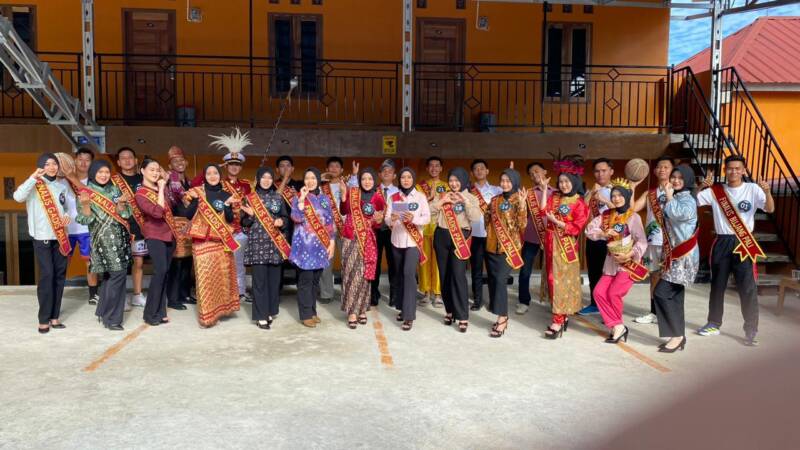 Dokumentasi 26 finalis Bujang Gadis PALI (BGP) 2025 semasa karantina di Kos Barokah, Pendopo, Kecamatan Talang Ubi. Proses pemilihan yang mendadak mandek menjelang malam puncak ini menyisakan kekecewaan mendalam serta kerugian material bagi para peserta. (Foto: Dok. Istimewa)