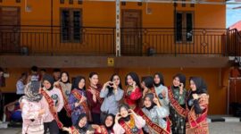 Sebanyak 13 finalis perempuan (Gadis) ajang Pemilihan Bujang Gadis PALI (BGP) 2025 mengabadikan momen bersama saat menjalani masa karantina di Kos Barokah, kawasan Pendopo, Kecamatan Talang Ubi. Foto keceriaan yang diambil di tengah proses kompetisi ini kini menjadi sorotan, seiring mencuatnya protes keras dari para peserta yang menuntut kejelasan dan pertanggungjawaban dari panitia serta dinas terkait akibat terbengkalainya agenda Grand Final hingga saat ini. (Foto: Istimewah)