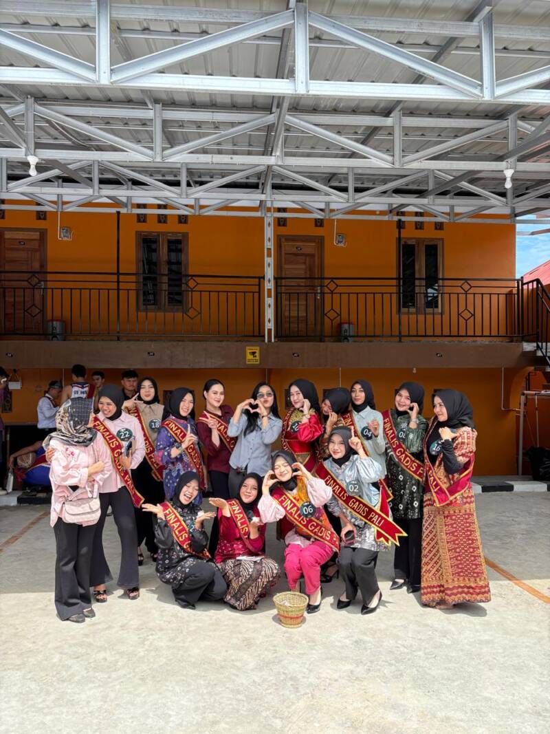 Sebanyak 13 finalis perempuan (Gadis) ajang Pemilihan Bujang Gadis PALI (BGP) 2025 mengabadikan momen bersama saat menjalani masa karantina di Kos Barokah, kawasan Pendopo, Kecamatan Talang Ubi. Foto keceriaan yang diambil di tengah proses kompetisi ini kini menjadi sorotan, seiring mencuatnya protes keras dari para peserta yang menuntut kejelasan dan pertanggungjawaban dari panitia serta dinas terkait akibat terbengkalainya agenda Grand Final hingga saat ini. (Foto: Istimewah)