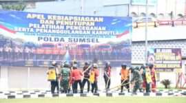 Sejumlah personel gabungan TNI, Polri, BPBD, dan Manggala Agni melakukan simulasi taktis pemadaman api menggunakan jet shooter dan peralatan lapangan saat Apel Kesiapsiagaan Mitigasi Karhutla Polda Sumsel di Palembang, Jumat (22/5/2026). Sinergi intensif lintas sektor berhasil menurunkan drastis jumlah titik api di Sumatera Selatan dari 11.786 titik pada tahun 2024 menjadi hanya 1.253 titik hingga Mei 2026. (Foto: Penrem 044/Gapo)
