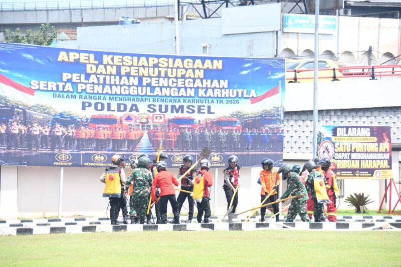 Sejumlah personel gabungan TNI, Polri, BPBD, dan Manggala Agni melakukan simulasi taktis pemadaman api menggunakan jet shooter dan peralatan lapangan saat Apel Kesiapsiagaan Mitigasi Karhutla Polda Sumsel di Palembang, Jumat (22/5/2026). Sinergi intensif lintas sektor berhasil menurunkan drastis jumlah titik api di Sumatera Selatan dari 11.786 titik pada tahun 2024 menjadi hanya 1.253 titik hingga Mei 2026. (Foto: Penrem 044/Gapo)