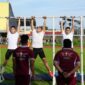 Sejumlah peserta seleksi Taruna Akademi Kepolisian (Akpol) T.A. 2026 melaksanakan ujian pull up di bawah pengawasan ketat panitia dan tim pengawas pada Uji Kesamaptaan Jasmani di Lapangan Atletik Jakabaring Sport City, Palembang, Sabtu (23/5/2026). Pengujian fisik yang menerapkan prinsip BETAH (Bersih, Transparan, Akuntabel, dan Humanis) tersebut digelar Polda Sumsel guna menjaring calon pemimpin Polri yang unggul dan profesional. (Foto: Dok/Humas Polda Sumsel)