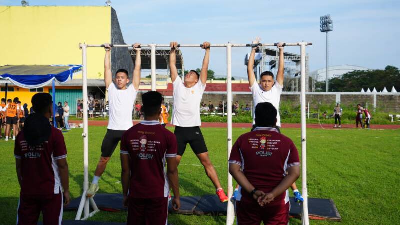 Sejumlah peserta seleksi Taruna Akademi Kepolisian (Akpol) T.A. 2026 melaksanakan ujian pull up di bawah pengawasan ketat panitia dan tim pengawas pada Uji Kesamaptaan Jasmani di Lapangan Atletik Jakabaring Sport City, Palembang, Sabtu (23/5/2026). Pengujian fisik yang menerapkan prinsip BETAH (Bersih, Transparan, Akuntabel, dan Humanis) tersebut digelar Polda Sumsel guna menjaring calon pemimpin Polri yang unggul dan profesional. (Foto: Dok/Humas Polda Sumsel)