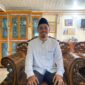 Kepala Desa Pengabuan Timur, Ivey Sastra, saat diwawancarai secara eksklusif di kediamannya, Rabu (27/5/2026). Dengan nada tegas, ia menyatakan kekecewaan mendalam atas sikap PT Pertamina Adera Field yang tidak merealisasikan bantuan hewan kurban bagi warga desa, meskipun surat permohonan telah diajukan jauh-jauh hari. (Foto: Dok/Alber Irawan)