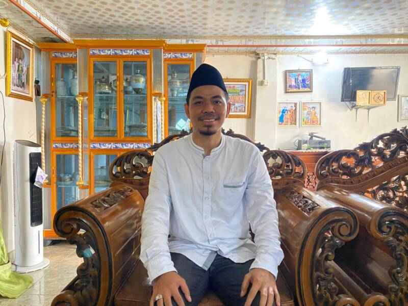 Kepala Desa Pengabuan Timur, Ivey Sastra, saat diwawancarai secara eksklusif di kediamannya, Rabu (27/5/2026). Dengan nada tegas, ia menyatakan kekecewaan mendalam atas sikap PT Pertamina Adera Field yang tidak merealisasikan bantuan hewan kurban bagi warga desa, meskipun surat permohonan telah diajukan jauh-jauh hari. (Foto: Dok/Alber Irawan)