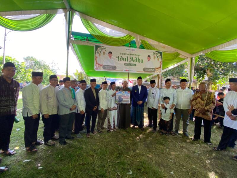 Ketua DPRD PALI H. Ubaidilah, S.H., bersama Wakil Bupati PALI Iwan Tuaji, S.H., didampingi Kades Pengabuan Timur Ipey serta jajaran OPD PALI menyerahkan secara simbolis bantuan kemanusiaan berupa Sapi Kurban dari Presiden RI kepada jemaah Masjid Agung Assyakirin, Desa Pengabuan Timur, Kecamatan Abab, Rabu (27/5/2026). Momentum ini menjadi tamparan keras bagi PT Pertamina EP Adera Field yang dinilai mangkir memberikan bantuan serupa bagi warga setempat. (Foto: Dok/Alber Irawan)