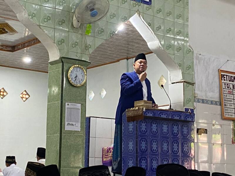 Wakil Bupati PALI, Iwan Tuaji, saat menyampaikan sambutan berapi-api pada momen Salat Idul Adha 1447 H di atas mimbar Desa Pengabuan Timur. Di hadapan jamaah, Wabup secara terbuka menyemprot keras ketidakhadiran PT Pertamina Adera Field dan mengecam penolakan bantuan hewan kurban bagi masyarakat sekitar wilayah operasional perusahaan. Usai libur bersama, Wabup berjanji memanggil paksa manajemen korporasi tersebut. (Foto: Dok/Alber Irawan)