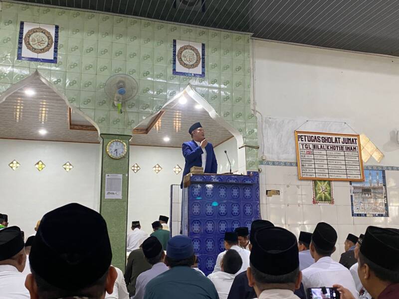 Wakil Bupati PALI, Iwan Tuaji, S.H., saat memberikan sambutan dan arahan di atas mimbar Masjid Agung Assyakirin, Desa Pengabuan Timur, Kecamatan Abab, usai pelaksanaan Sholat Idul Adha 1447 H, Rabu (27/5/2026). Kehadiran orang nomor dua di Bumi Serepat Serasan ini menegaskan komitmen pemerataan pembangunan dan kedekatan emosional pemerintah dengan masyarakat di seluruh pelosok daerah. (Foto: Dok/Alber Irawan)