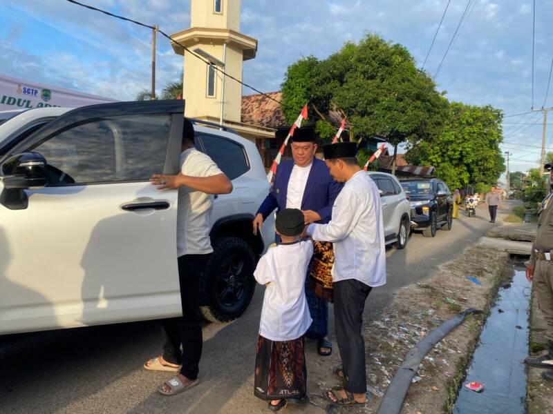 Kepala Desa Pengabuan Timur, Ivey Sastra, dengan penuh kehangatan menyambut kedatangan Wakil Bupati PALI, H. Iwan Tuaji, di pelataran Masjid Assyakirin (Abu Dhania). Momen ini menandai kuatnya sinergi antara pemerintah desa dan kabupaten dalam bingkai silaturahmi Idul Adha, sekaligus menjadi wujud pelayanan prima dalam menyambut kunjungan istimewa umara di tengah-tengah masyarakat. (Foto: Dok/Alber Irawan)